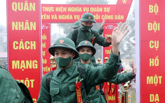 Thanh niên lên đường thực hiện nghĩa vụ quân sự. Ảnh: TTXVN.