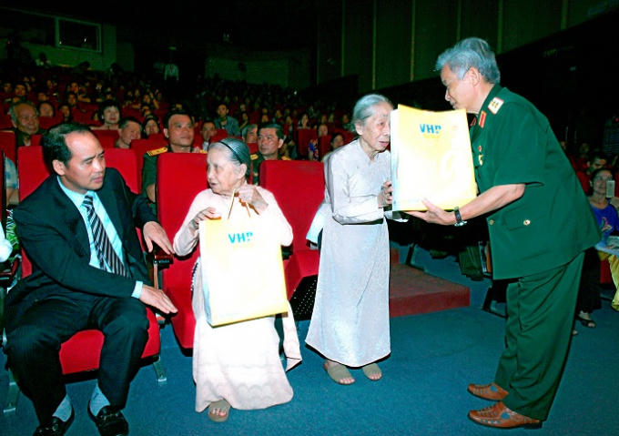 Trung tướng Nguyễn Phúc Thanh – Nguyên Phó chủ tịch Quốc hội, Chủ tịch Danh dự Hiệp hội tặng quà Mẹ Việt Nam Anh Hùng và Mẹ Liệt sĩ.