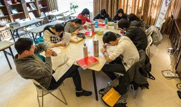 Học sinh ôn thi trong một trung tâm giáo dục tại Trung Quốc