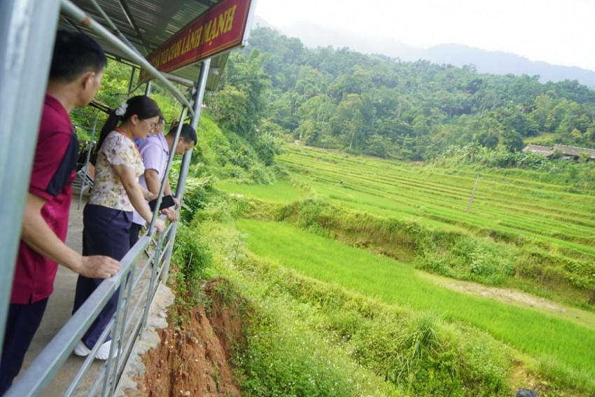 Lãnh đạo Phòng Văn hóa xã Khuôn Lùng kiểm tra khu vực sạt lở tại Trường Tiểu học Bản Vẽ.