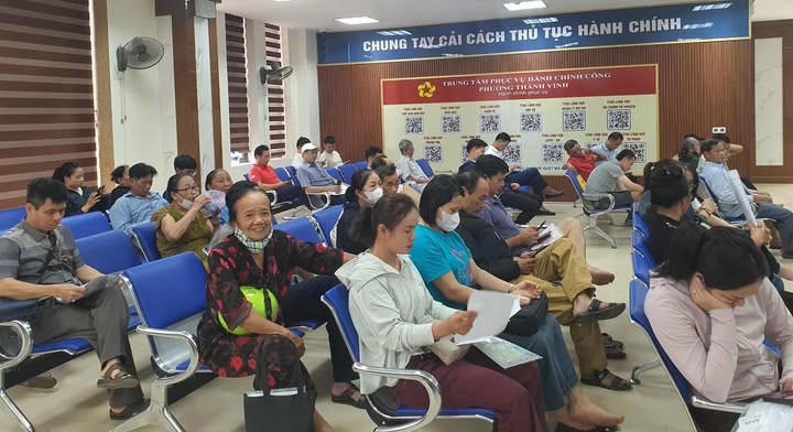 Rất đông người dân đến giao dịch tại Trung tâm phục vụ hành chính công phường Thành Vinh, tỉnh Nghệ An.