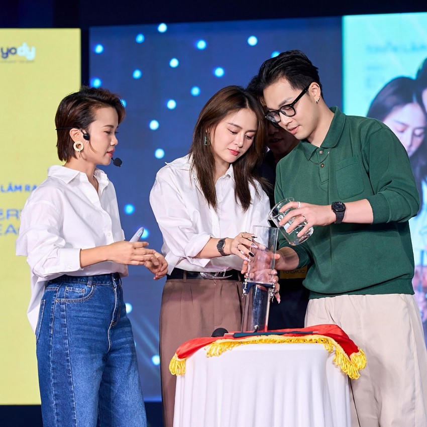 Giám đốc sáng tạo YODY giới thiệu khách mời trải nghiệm chất lượng sản phẩm