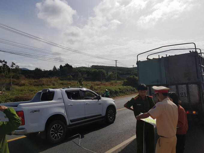 Lực lượng chức năng khám nghiệm hiện trường.