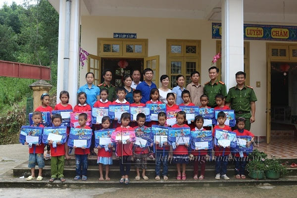 Phòng cảnh sát PCCC, Công an tỉnh Bắc Kạn thăm và tặng quà cho các em học sinh tại 2 điểm trường Khuổi Quân và Sắc Sái xã Cư Lễ, huyện Na Rì (Ảnh: Conganbackan.vn).