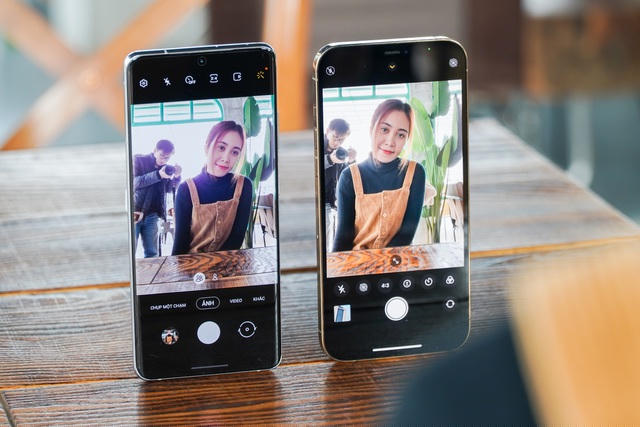 Camera selfie của Galaxy S21 Ultra có độ phân giải 40 MP, lớn hơn so với con số 12 MP của iPhone 12 Pro Max. Camera selfie của iPhone 12 Pro Max vẫn giữ truyền thống của những đời iPhone trước khi mang lại nhiều chi tiết, màu sắc gần với thực tế. Trong khi đó, ảnh chụp từ camera selfie của Galaxy S21 Ultra được xử lý nịnh mắt hơn, màu sắc cũng rực rỡ hơn.