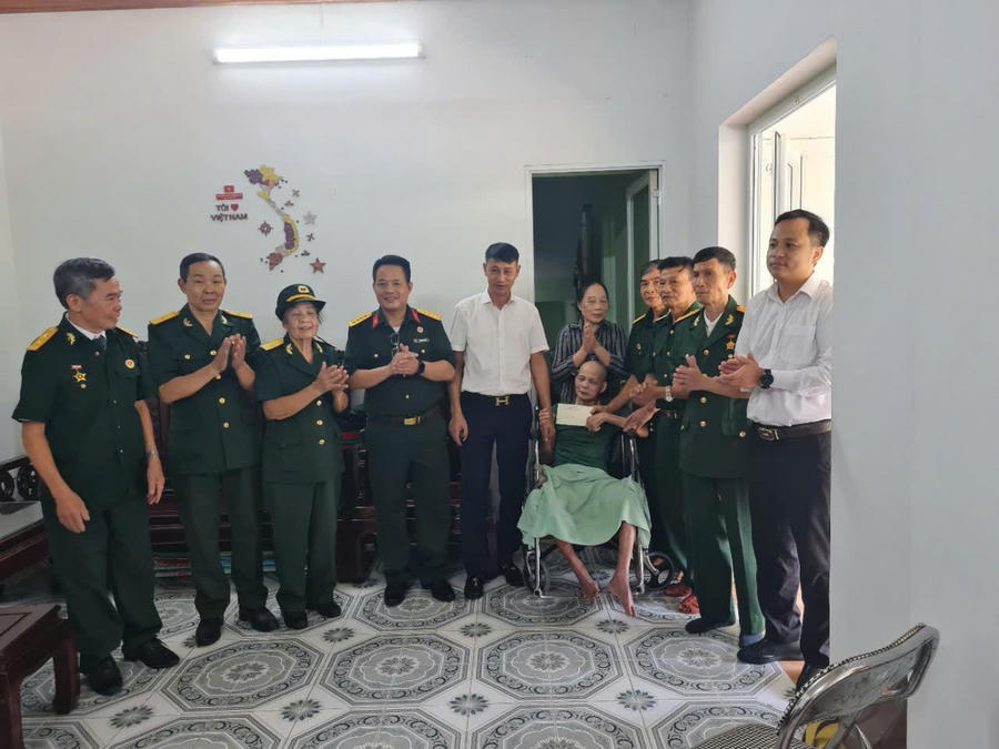 Đoàn thăm tặng và tặng quà gia đình thương binh trên địa bàn.