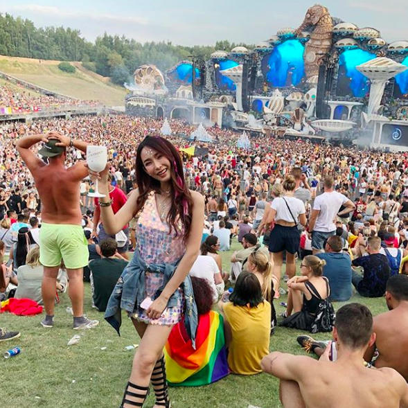 Ngắm nhìn dàn hotgirl đến từ khắp nơi trên thế giới đang hội tụ về Tomorrowland 2018