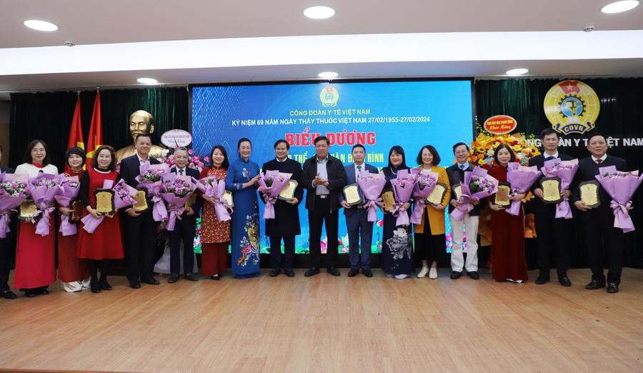 Đồng chí Đỗ Xuân Tuyên, Thứ trưởng Bộ Y tế và đồng chí Phạm Thanh Bình, Chủ tịch Công đoàn Y tế Việt Nam tặng biểu trưng cho tập thể điển hình “Học tập và làm theo tư tưởng, đạo đức, phong cách Hồ Chí Minh”. (Ảnh: moh.gov.vn)