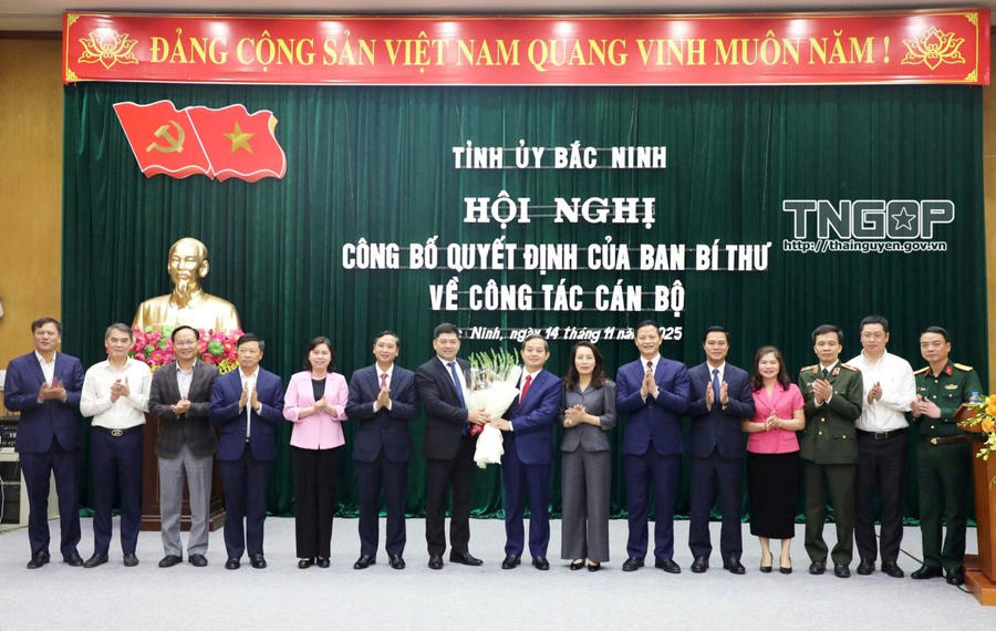 Thường trực Tỉnh ủy, Ủy viên Ban Thường vụ Tỉnh ủy Bắc Ninh tặng hoa chúc mừng ông Phạm Hoàng Sơn.