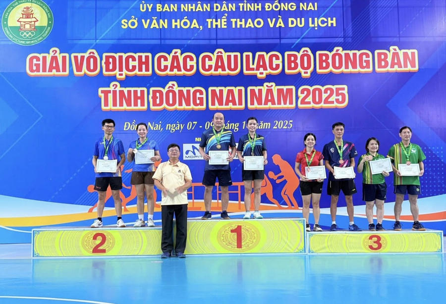 Ban tổ chức trao huy chương cho các vận động viên đạt thứ hạng cao tại giải.
