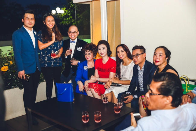 Các nghệ sỹ, doanh nhân đã cùng trò chuyện, thưởng thức những món ăn thượng hạng cùng những ly rượu với hương vị 300 năm (Ảnh: Khoa Nguyễn D.K)