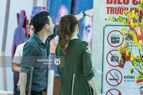 Trấn Thành bất ngờ chu môi "hôn yêu" Hari Won.