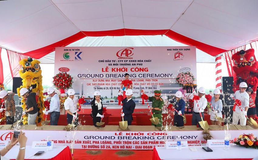 Khởi công xây dựng Nhà máy sản xuất, pha loãng, phối trộn hóa chất công nghiệp, hóa chất vô cơ cơ bản, kết hợp dịch vụ cho thuê kho chứa và bồn chứa hóa chất.
Khởi công xây dựng Nhà máy sản xuất, pha loãng, phối trộn hóa chất công nghiệp, hóa chất vô cơ cơ bản, kết hợp dịch vụ cho thuê kho chứa và bồn chứa hóa chất.