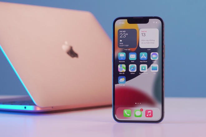 Ngày 25/9, những chiếc iPhone 13 đầu tiên đã được đưa về Việt Nam thông qua con đường xách tay. Tuy nhiên, các cửa hàng chỉ nhập về 3 phiên bản gồm iPhone 13, 13 Pro và 13 Pro Max. Trong khi đó, phải đến tận ngày 13/10, mẫu iPhone 13 Mini mới được một đơn vị nhập về với mức giá 20,5 triệu đồng.