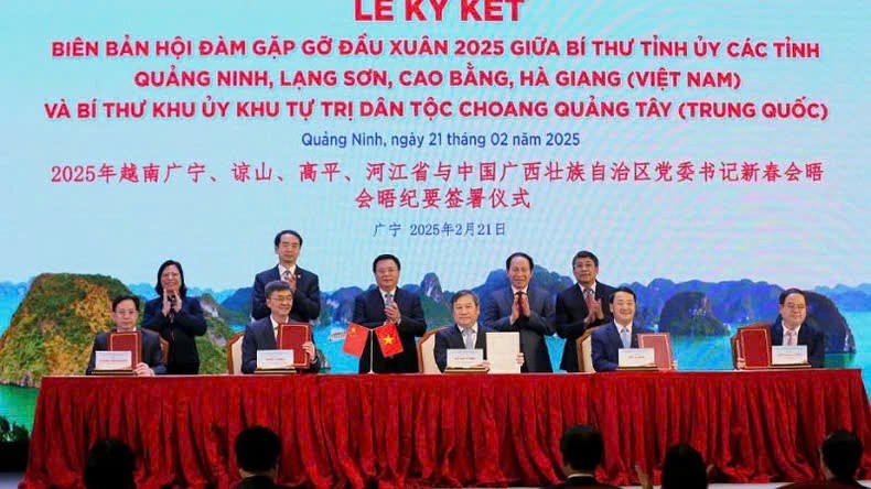 Bí thư Tỉnh ủy 4 tỉnh của Việt Nam và Khu ủy Khu tự trị dân tộc Choang Quảng Tây (Trung Quốc) ký biên bản hội đàm gặp gỡ đầu xuân 2025.
