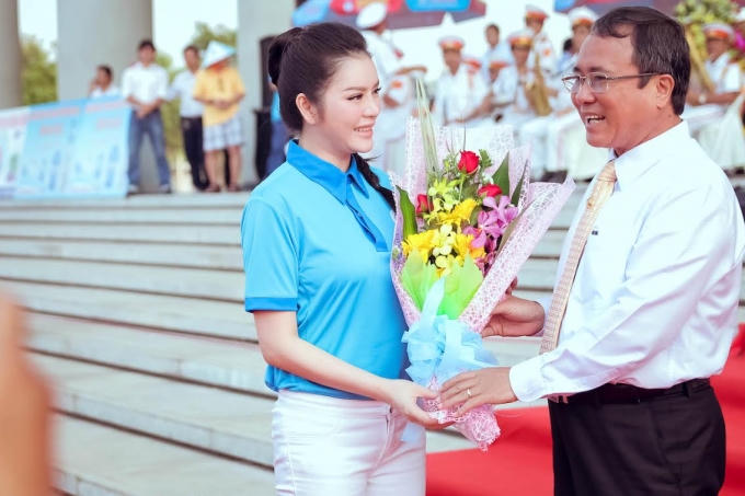 Lý Nhã Kỳ nhận hoa từ phía đại diện BTC Giải đua xe đạp nữ quôc tế Bình Dương mở rộng tranh cúp Biwase lần thứ VI- năm 2016