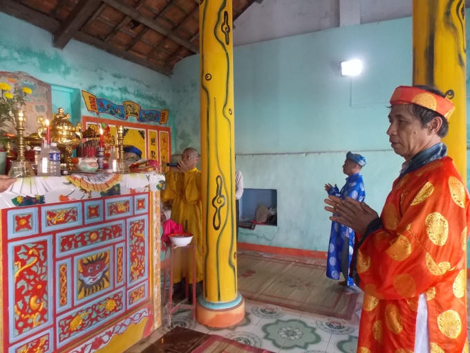 Thắp hương nguyện cầu một năm mới mưa thuận gió hòa, thuyền ghe đầy cá.