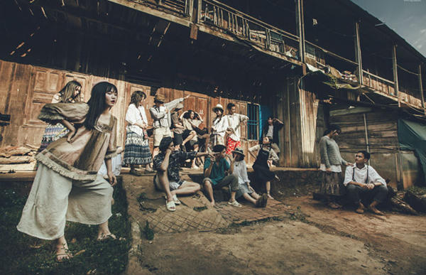 Điều đặc biệt của bộ ảnh là trang phục hoàn toàn là những món đồ được các em mượn từ bố mẹ và cả đi "săn". "Như chiếc mũ mỏ vịt, nón cói, dép tổ ong và cả chiếc xe đạp tróc sơn đều do tụi em đi tìm về. Từ hàng xóm đến cô dì chú bác, người quen tụi em đều hỏi hết, thấy cái gì dùng được là đều mượn", Ái My hài hước kể lại.