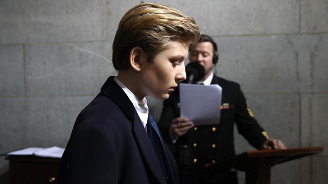 Chỉ vì tỏ ra mệt mỏi, chán chường trong lễ nhậm chức tổng thống của cha mà cậu bé Barron Trump trở thành chủ đề đàm tiếu trên mạng xã hội.