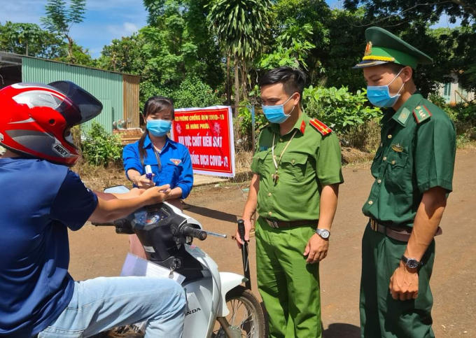 ĐVTN, cán bộ chiến sĩ Công an huyện Bù Đốp cùng các lực lượng kiểm soát người ra vào khu vực bị phong tỏa tạm thời