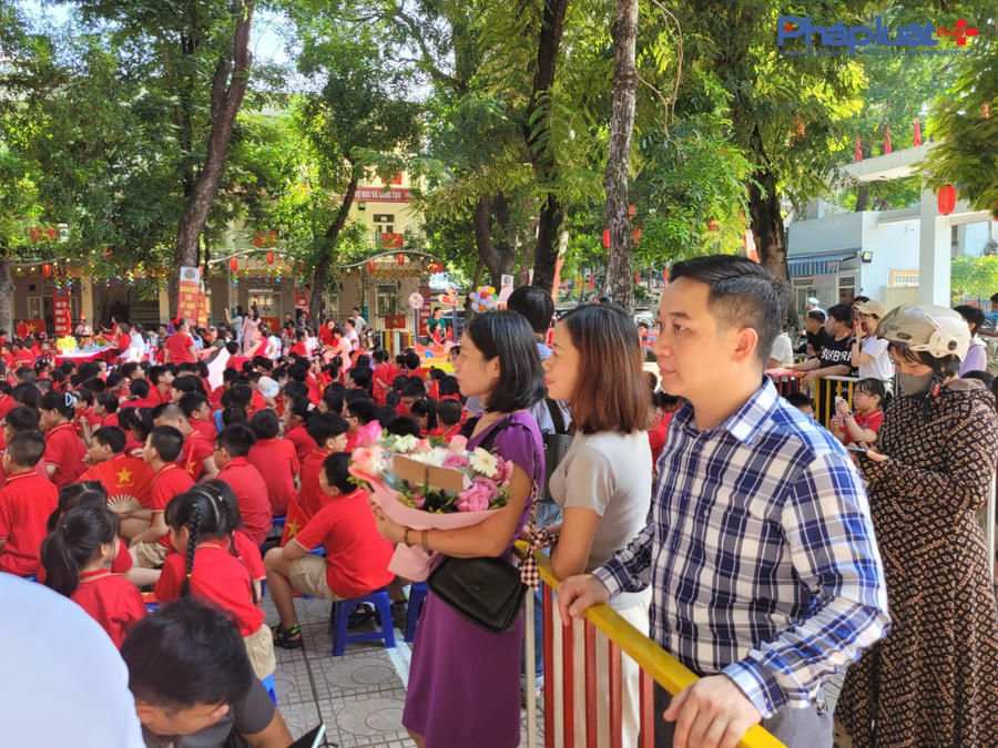 Phụ huynh cũng mang tới trường bó hoa tươi thắm, cùng tham dự Lễ khai giảng năm học mới cùng các em học sinh.