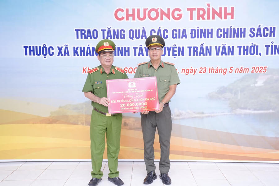Thiếu tướng Lê Minh Hiếu - Phó Cục trưởng Cục Cảnh sát QLHC về TTXH (Bộ Công an), tặng quà cho lực lượng bảo vệ ANTT trên địa bàn xã Khánh Bình và Cán bộ, chiến sỹ Ban quản lý Hòn Đá Bạc.
