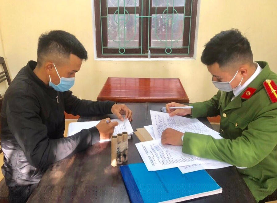 Công an phường Hải Thành phát hiện, bắt quả tang Phạm Văn Hưng có hành vi đốt pháo trái phép.
