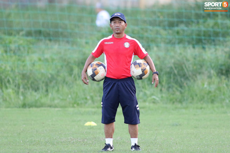 Thủ môn Bùi Tiến Dũng vắng mặt bí ẩn trong ngày đội TP.HCM có ban huấn luyện mới - Ảnh 5.
