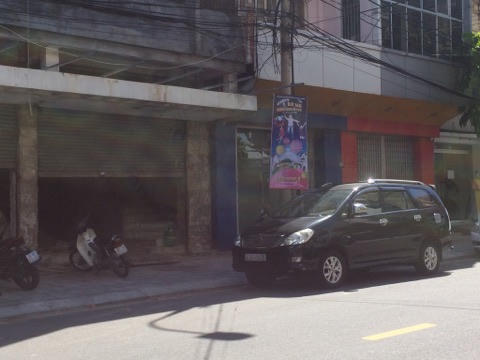 Căn nhà số 43 Nguyễn Thái Học (sau chiếc ô tô màu đen) của Bí thư Đà Nẵng Nguyễn Xuân Anh.