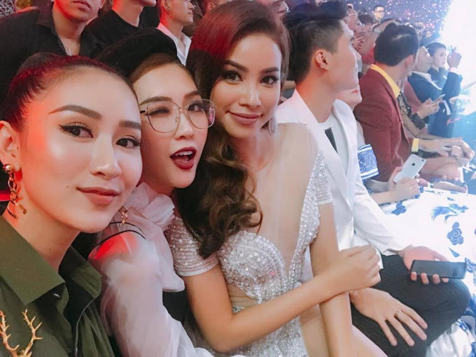 Phạm Hương, Hà Thu, Tường Linh tự tin selfie ngay trước khi chương trình lên sóng.