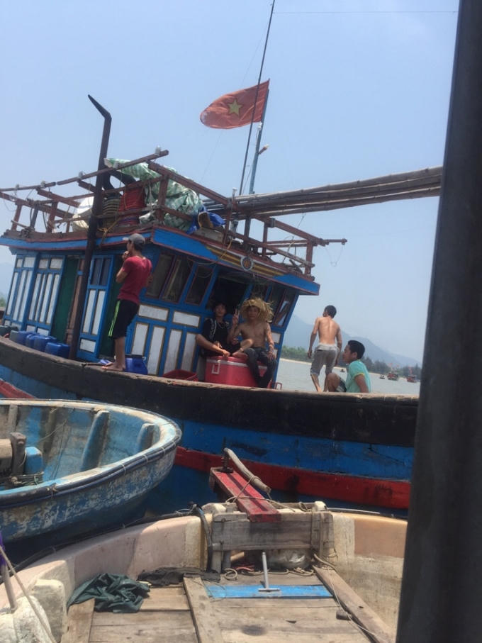 Thuyền trưởng Hoàng Mạnh Lâm (Áo đỏ) cùng các thành viên trên tàu cá QB 3917TS trước khi ra khơi.