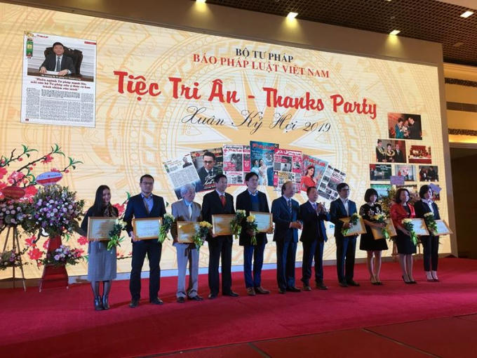 Thứ trưởng Bộ Tư pháp Phan Chí Hiếu và TS. Đào Văn Hội, Tổng Biên tập Báo Pháp luật Việt Nam tặng hoa và quà tri ân cho các cộng tác viên, đối tác tiêu biểu của Báo.                                       Cũng tại Chương trình, TS. Đào Văn Hội, Tổng Biên tập Báo Pháp luật Việt Nam đã ký thỏa thuận đồng hành trong năm 2019 với các đối tác của Báo.
