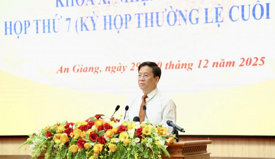 Chủ tịch UBND tỉnh An Giang Hồ Văn Mừng phát biểu tại kỳ họp.