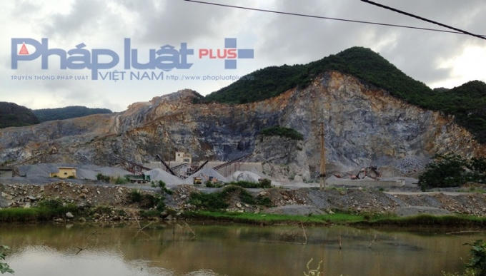 Những mỏ đá đã và đang khiến người dân thôn Hải Phú nơm nớp lo sợ.