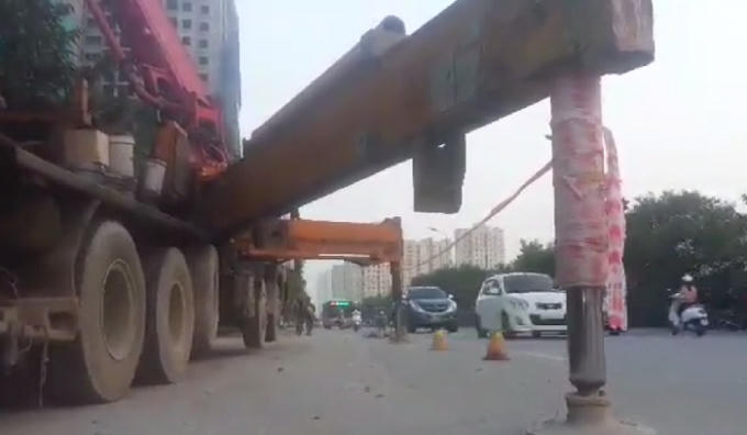 Hệ thống chân rết của xe truyền tải bê tông gây nguy hiểm cho người tham gia giao thông.