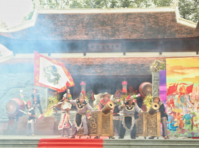 Cuối năm 1788, Càn Long sai Tổng đốc Lưỡng QuảngTôn Sĩ Nghị chỉ huy 20 vạn quân Thanh hộ tống Lê Chiêu Thống về Đại Việt với danh nghĩa
