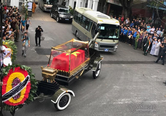 Đoàn linh xa rời Nhà tang lễ quốc gia. Ảnh: Hồng Nhì