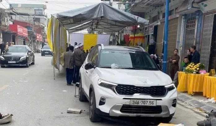 Chiếc xe lao vào đam tang gây ra vụ tai nạn khiến 5 người nhập viện. Ảnh: Báo Hải Dương.