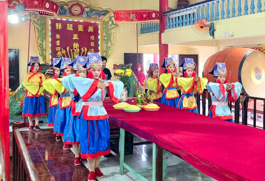 Học trò lễ thực hành tế lễ Nghinh Ông theo nghi thức dân gian truyền thống.