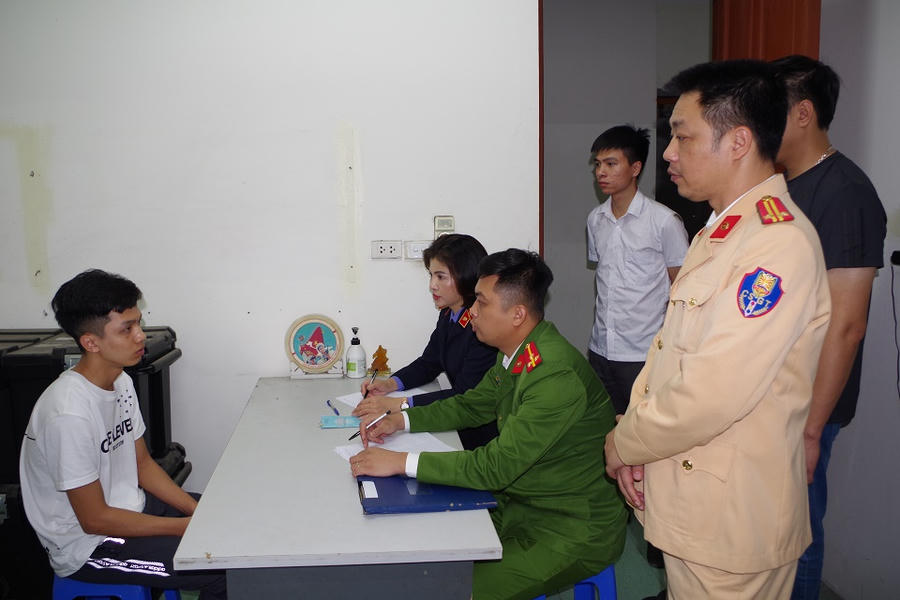 Đối tượng tại cơ quan công an.