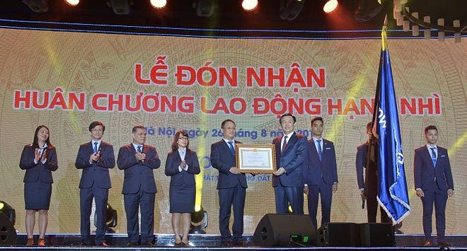 Ủy viên Bộ Chính trị, Phó thủ tưởng Chính phủ Vương Đình Huệ trao Huân chương Lao động Hạng Nhì cho Eurowindow