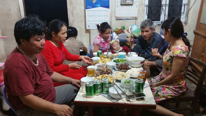 Một gia đình người Tày quây quần bên mâm cơm sau khi đã kết thúc công việc tảo mộ.