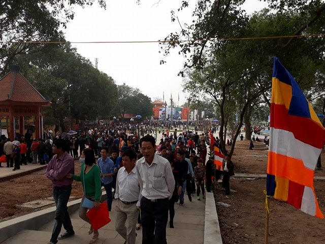 Số lượng người đổ về ngày càng đông.