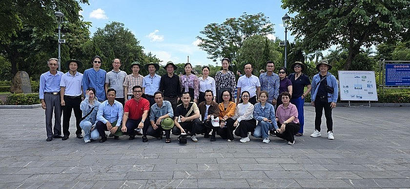 Đoàn công tác của Báo Pháp luật Việt Nam chụp ảnh lưu niệm tại Di di tích quốc gia đặc biệt Thành Cổ Quảng Trị.