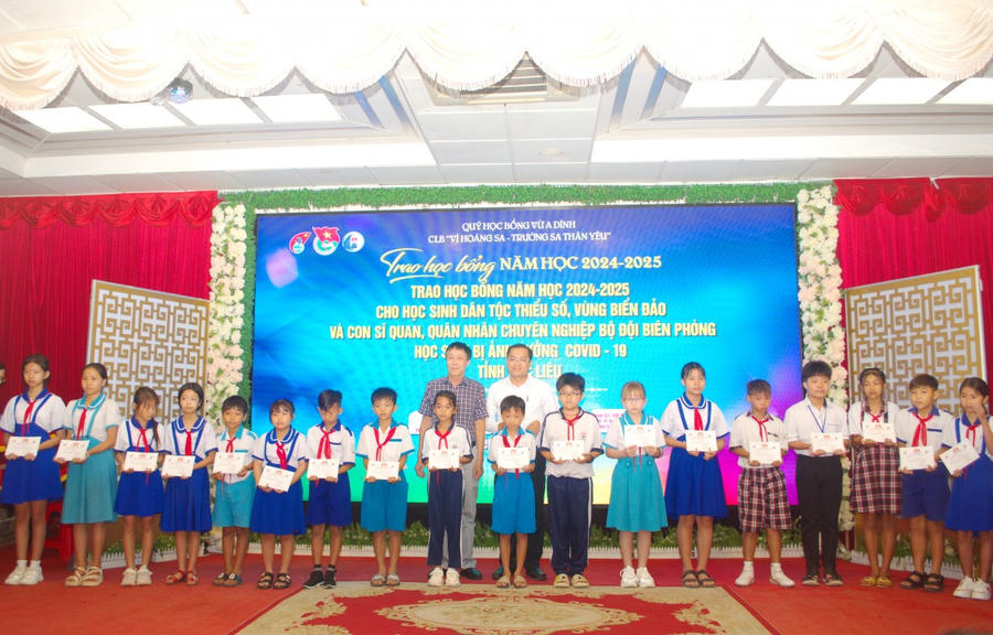 Ông Ngô Vũ Thăng – Tỉnh ủy viên, Phó Chủ tịch UBND tỉnh Bạc Liêu (bên phải) và ông Nguyễn Xuân Sơn - Trưởng bộ phận Đối ngoại Phòng kế hoạch chính trị - Công ty Cổ phần Viễn thông ACT, trao học bổng CLB “Vì Hoàng Sa- Trường Sa thân yêu” cho các em học sinh là con của gia đình ngư dân có hoàn cảnh khó khăn trên địa bàn tỉnh Bạc Liêu.
