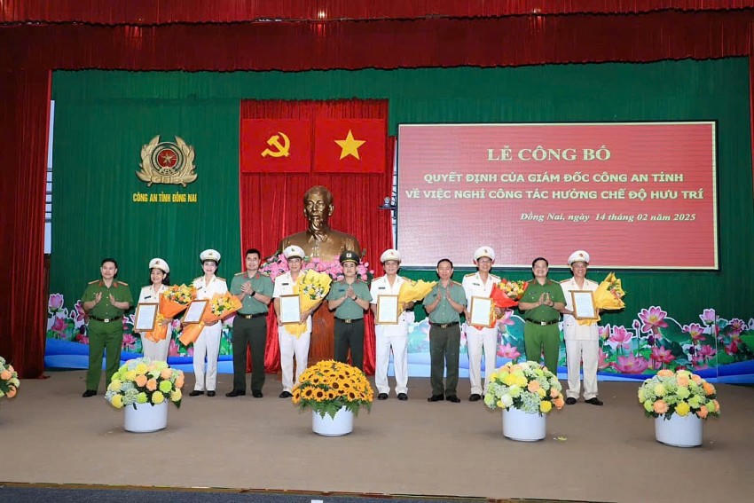 Lãnh đạo Công an Đồng Nai trao quyết định cho các cán bộ.