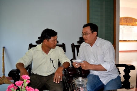 Chủ tịch xã Quế An – ông Hoàng Kim Minh (ảnh trái) trao đổi với PV Dân trí