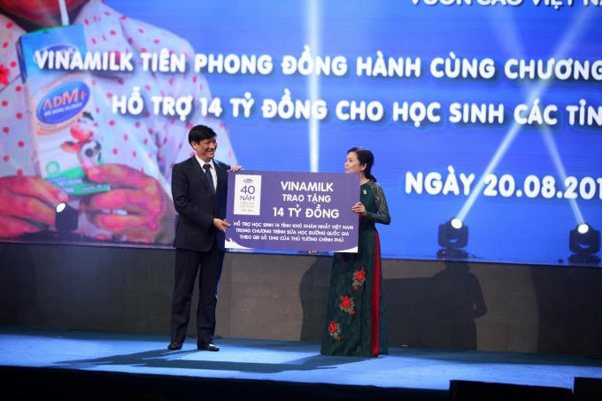 Vinamilk, với kinh nghiệm đã từ nhiều năm tự triển khai thực hiện chương trình Sữa học đường ở các địa phương trên cả nước, đã quyết định tiên phong đồng hành cùng Chính phủ và các Bộ Ngành liên quan đặc biệt là Bộ Y Tế để triển khai chương trình Sữa học đường. Nhân dịp kỷ niệm 40 năm thành lập, Vinamilk đã quyết định hỗ trợ 14 tỷ đồng cho học sinh của 14 tỉnh khó khăn nhất Việt Nam trong chương trình Sữa học đường.