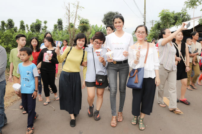 Trang lạ mang Trung Thu về cho trẻ em ở Gia Kiệm, Đồng Nai
