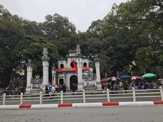 Đền Quán Thánh hay còn gọi là Trấn Vũ Quán (Ba Đình, Hà Nội) trưa ngày mùng 3 Tết